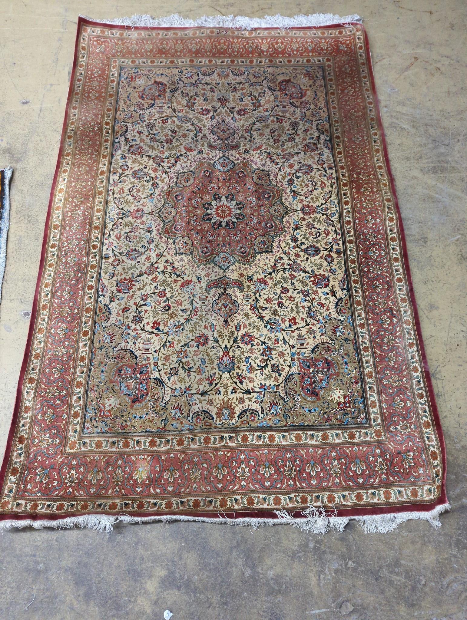 A modern Isphahan ivory ground rug, 200 x 128cm